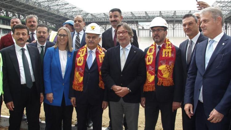 Bakan Kasapoğlu Alsancak ve Göztepe Stadyumlarını gezdi