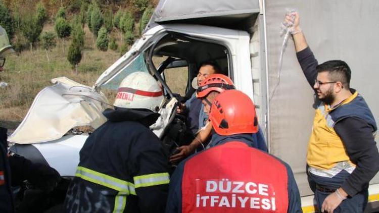 TIR’a çarpan kamyonetin sürücüsü yaralandı