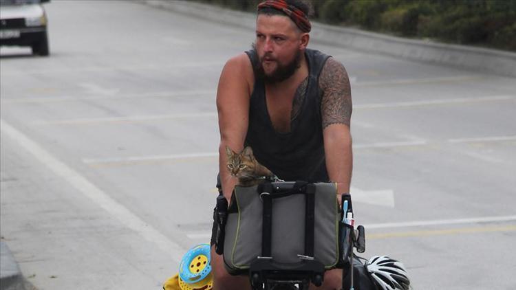 Kedisiyle birlikte İskoçyadan Taylanda bisikletle yolculuk