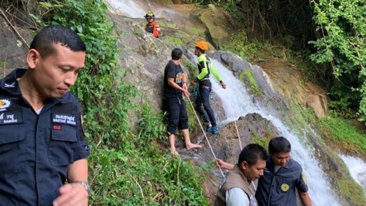 Fransız turist, Taylandda şelalede selfie çekerken 80 metre aşağı düşerek öldü