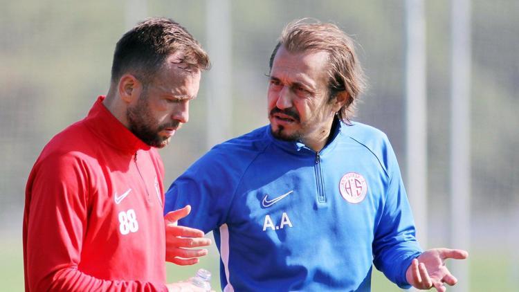 Ayhan Akman geri döndü Antalyasporda Tomasın yardımcısı...