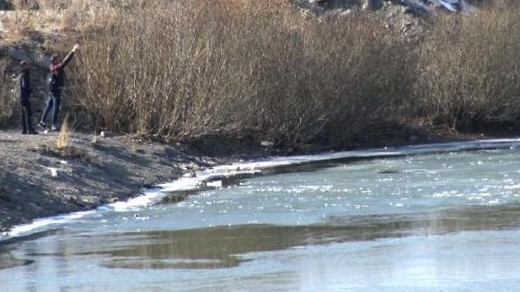 Hava sıcaklığı -9a düştü, Kura Nehrinin yüzeyi buz tuttu