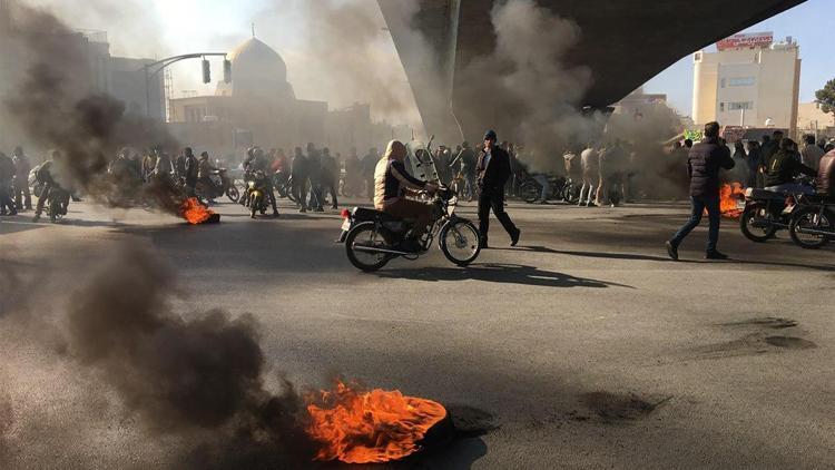 İran devlet televizyonu silahlı bazı göstericilerin öldürüldüğünü teyit etti