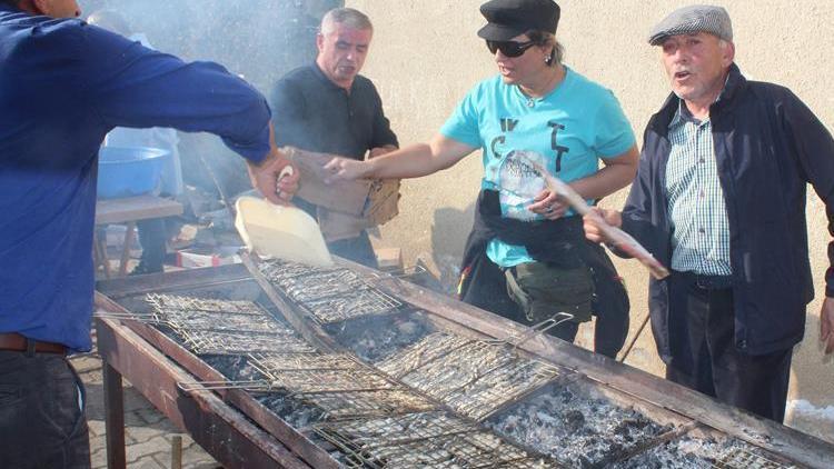 ’Hamsi Şenliği’nde 2 ton hamsi tüketildi