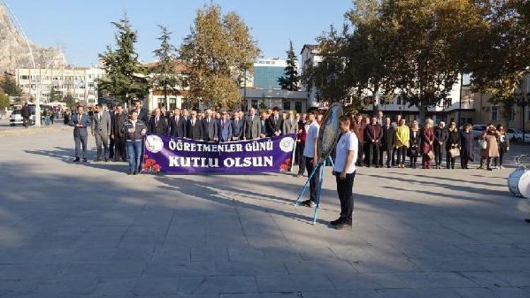 Öğretmenler, Atatürk Anıtına çelenk sundu