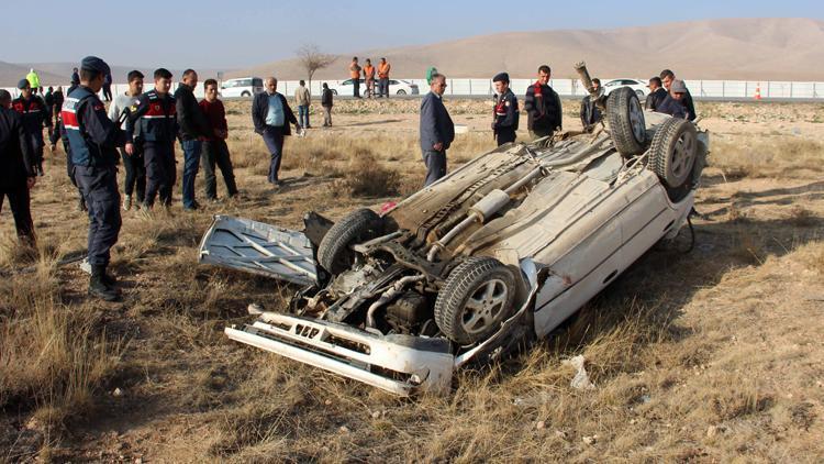 Şarampole devrilen otomobilin sürücüsü öldü, 5 kişi yaralı