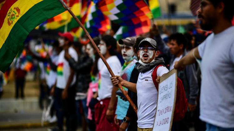 Bolivyada göstericiler Anezin görevi bırakmasını istedi