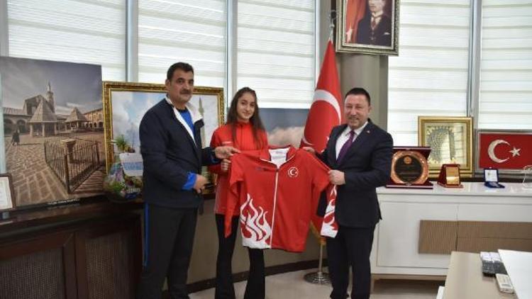Başkan Beyoğlu, karate şampiyonuna ödül