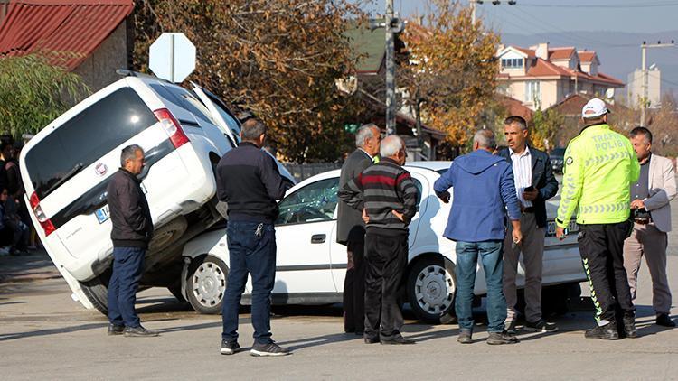 Otomobil, hafif ticari aracın altına girdi: 2 yaralı