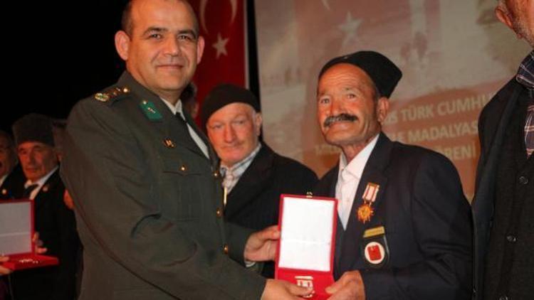 Kıbrıs gazileri için madalya töreni yapıldı