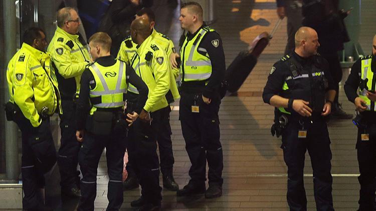 Türkiyeden sınır dışı edilen DEAŞlı kadınlar Hollandada gözaltına alındı