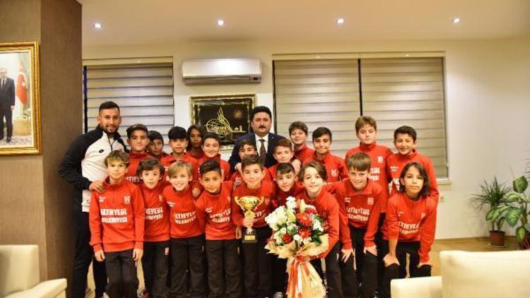 Balıkesirspor U-11 takımı oyuncuları, Başkan Avcı’ya teşekkür etti