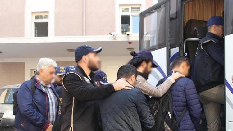İzmir merkezli FETÖ operasyonunda 17 şüpheli adliyede