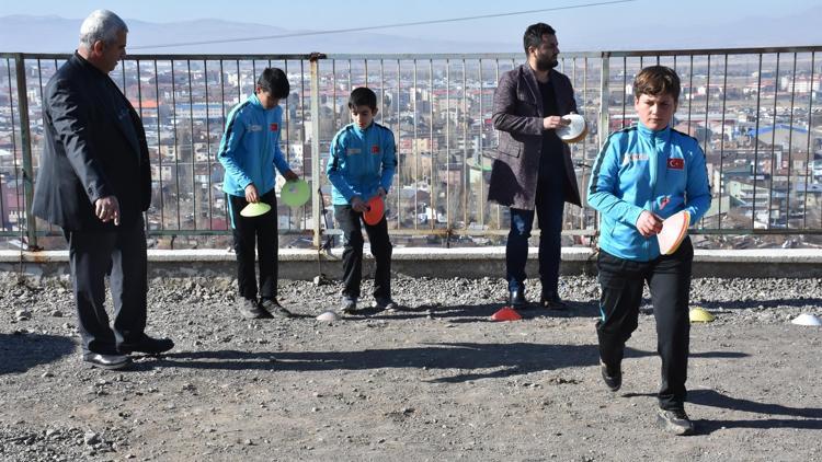 Öğrencilerini sporla okula kazandırdı