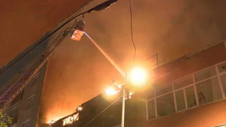 Beyoğlunda iki binanın çatısı alev alev yandı