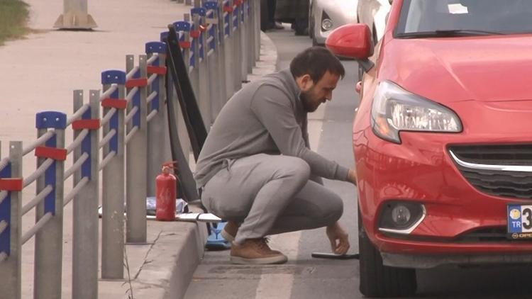 Su mazgalı yerinden çıktı, 15 araç yolda kaldı