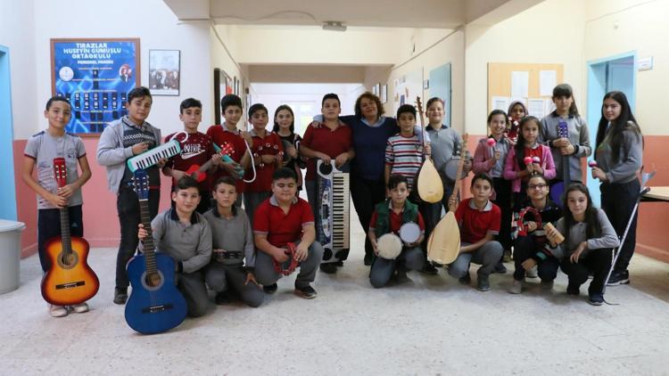 Liselilerin desteğiyle köy okuluna müzik sınıfı yaptı