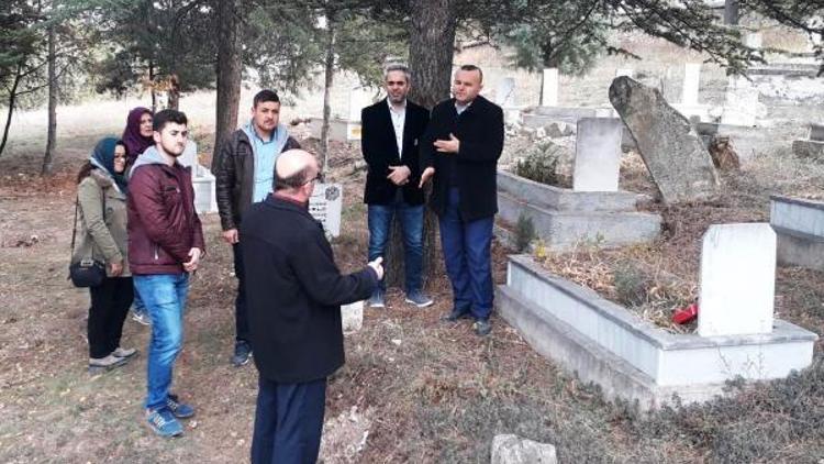 Öğretmenler, vefat eden öğretmenlerin mezarlarını ziyaret etti