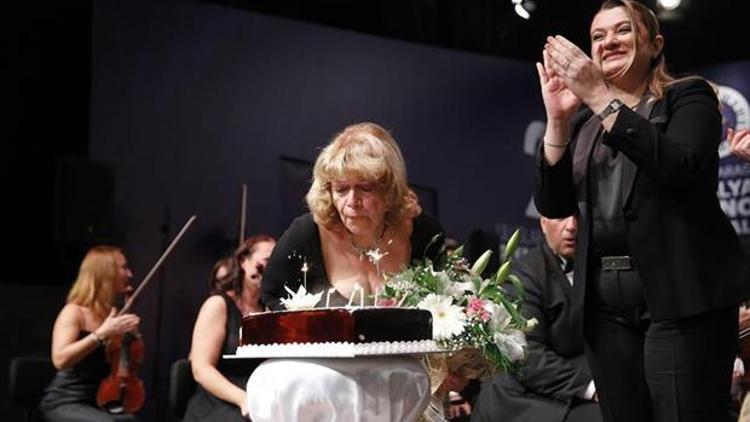 Piyanist İdil Biret’e sahnede doğum günü sürprizi
