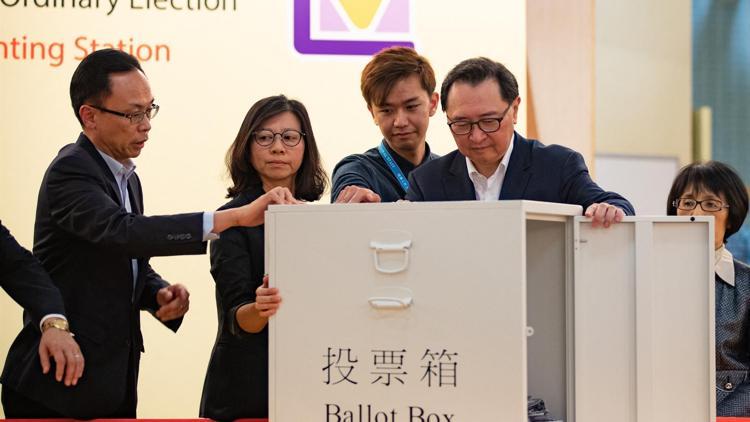 Son dakika haberleri: Hong Kong yerel seçiminde sandıktan demokrasi savunucularının zaferi çıktı