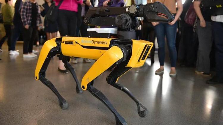 Boston Dynamicsin robot köpeği bomba imha ekibinin bir parçası oldu