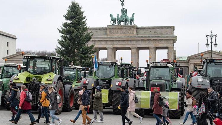 Brandenburg Kapısı’na traktörle girdiler