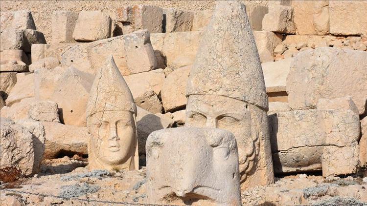 Nemrut Dağında turist yoğunluğu