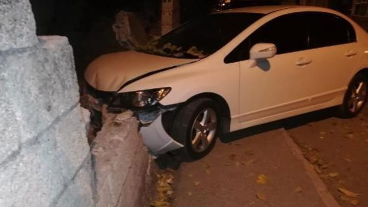 Otomobil bahçe duvarına çarptı... 17 yaşındaki sürücü yaralandı