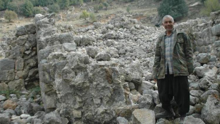 Keçileri otlatırken tarihi hamam ve kilise kalıntıları buldu