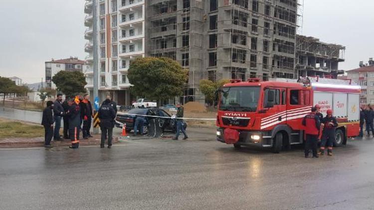 Elazığda otomobil direğe çarptı: Anne ve baba yaralı, oğulları öldü