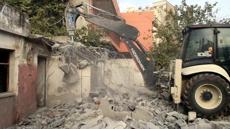 Akdenizde metruk binalar yıkılıyor