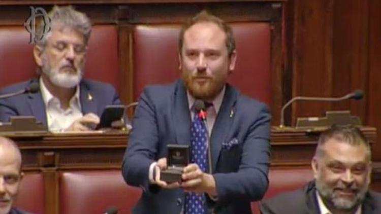 İtalyada milletvekili mecliste izleyici sıralarındaki sevgilisine evlenme teklifi etti