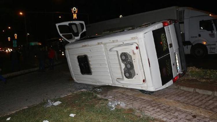 Mardinde polis aracı ile minibüs çarpıştı: 2si polis 7 yaralı