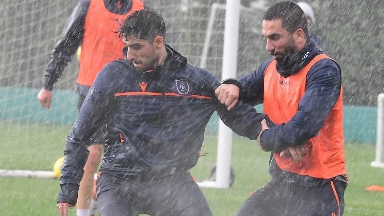 Başakşehirde Antalyaspor hazırlıkları başladı Yoğun yağmur altında...