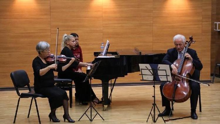 Üniversitede Piyanolu Trio konseri