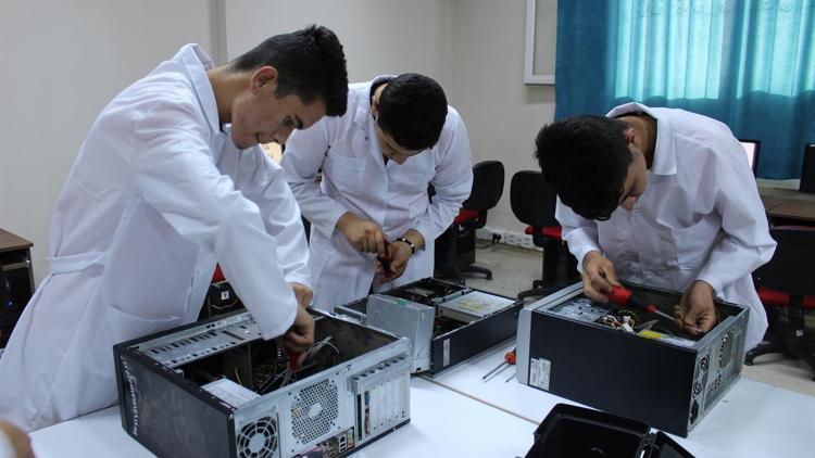 Meslek lisesi öğrencileri köylerdeki bilgisayarları onarıyor