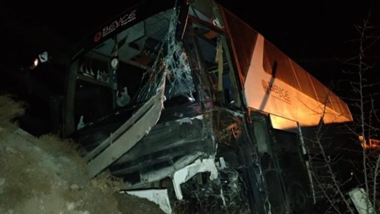 Bursaspor taraftarlarını taşıyan otobüs kaza yaptı 15 yaralı...