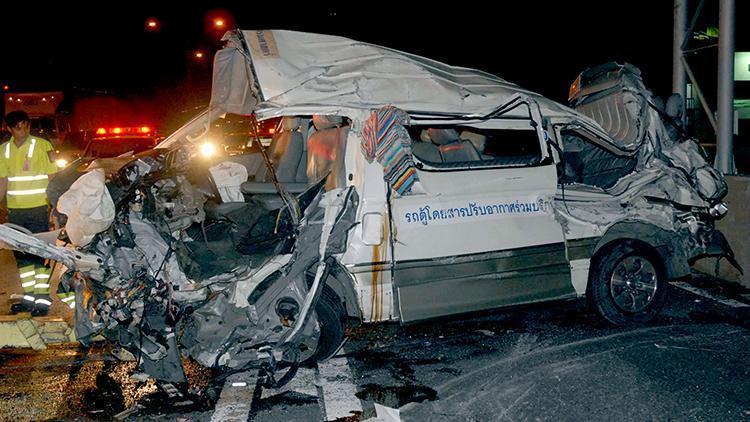 Taylandda Türk turistleri taşıyan araç kaza yaptı: Yaralılar var