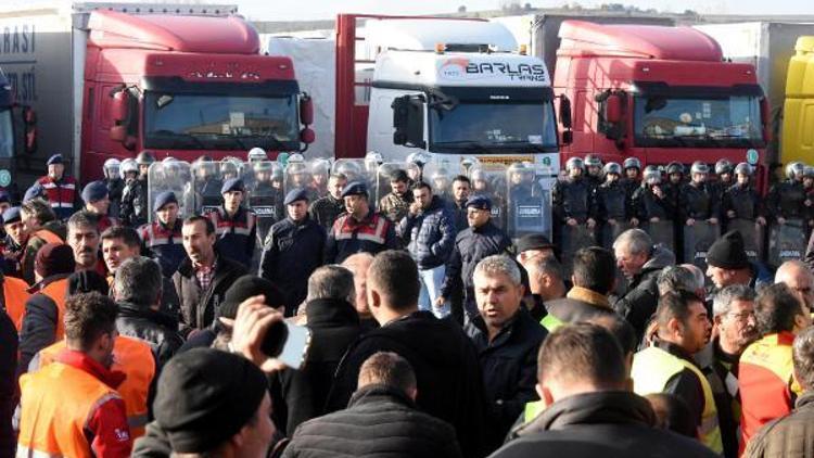 Kapıkulede TIR şoförleri eylem yaptı