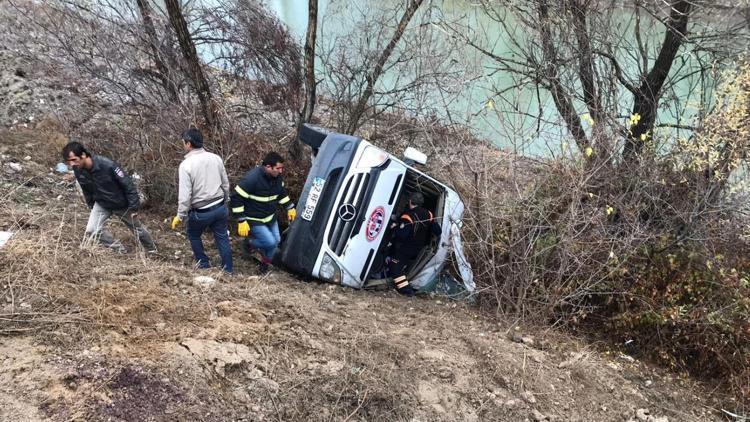 Hentbol takımı kaza yaptı 2 ölü, 15 yaralı...