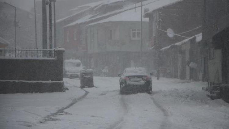 Karlıovada kar ve tipi; 10 köy yolu ulaşıma kapandı