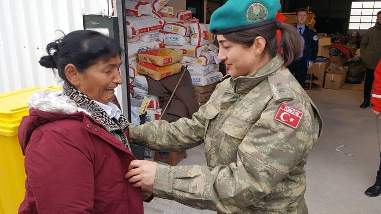 Depremzede kadın, yardım dağıtan kadın Türk subayına sarılıp ağladı