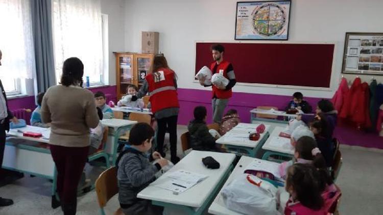 Kızılay Bursa Şubesi, Orhanelide öğrencilere yardım eli uzattı