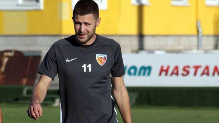 Artem Kravets ilk kez forma giydi