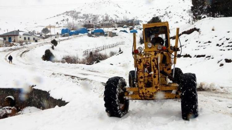 Erzincan’da karla mücadele çalışmaları: 15 köy yolu hala kapalı
