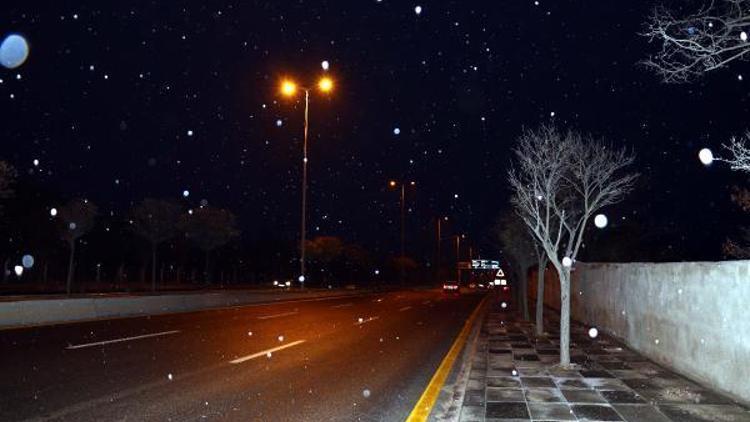 Ankarada mevsimin ilk karı yağdı