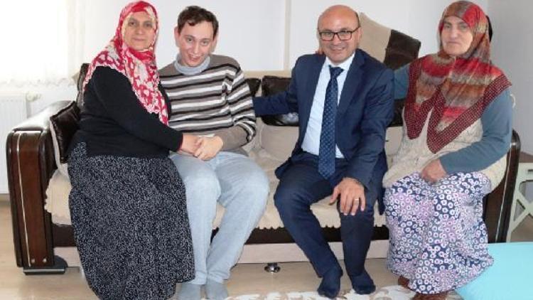Altınova Belediye Başkanı Oral, engelli vatandaşları evlerinde ziyaret etti