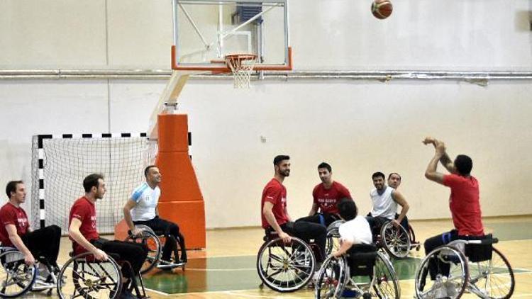 Mamak Belediyesinin basketbolcuları tekerlekli sandalye ile salonda