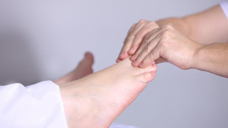Ayak ağrısına ne iyi gelir ve nasıl geçer Ayak ağrısı neden olur Evde ayak ağrısına iyi gelen bitkisel çözümler ve doğal yöntemler