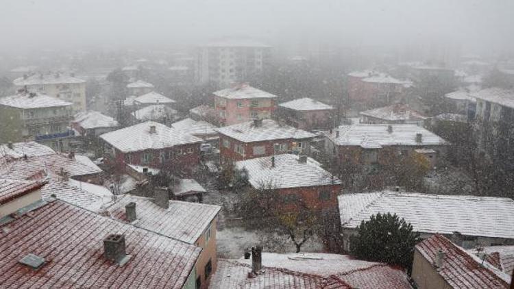 Kırşehirin ilçelerinde kar yağışı